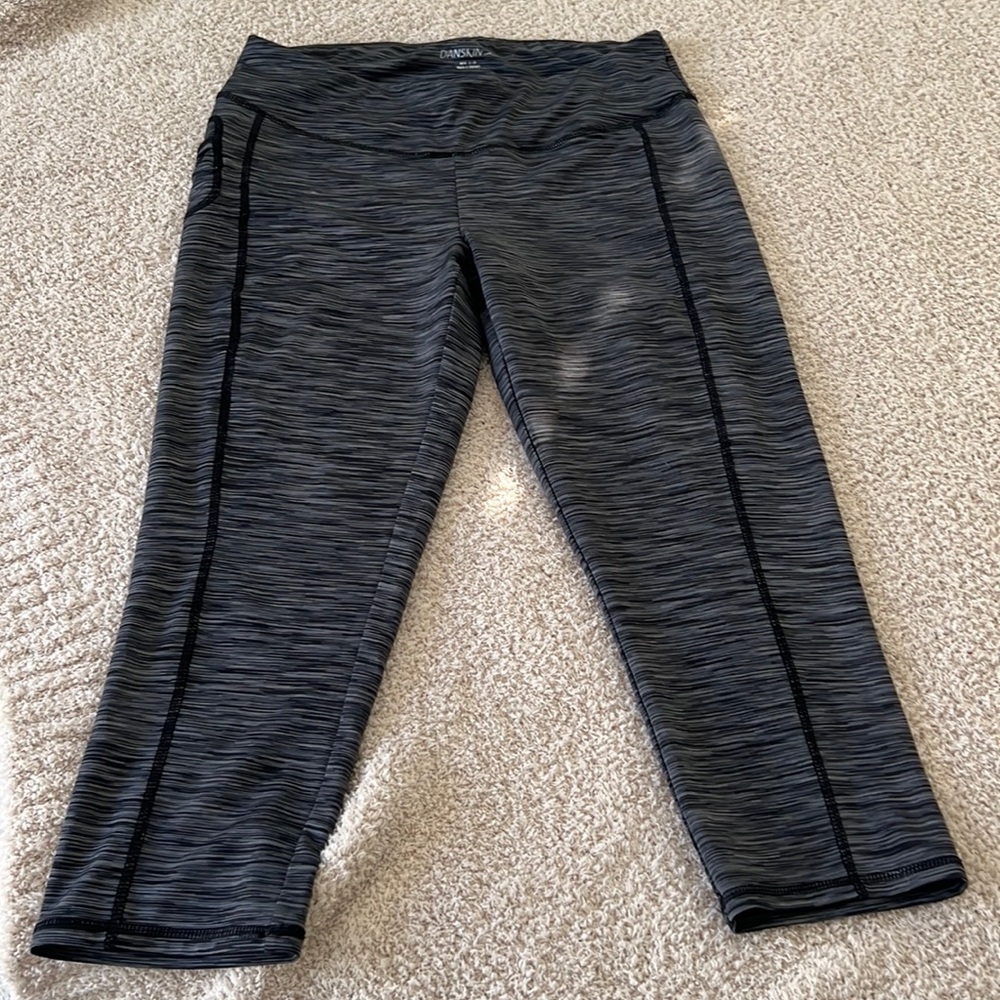 Danskin Capri Leggings Black Space Dye